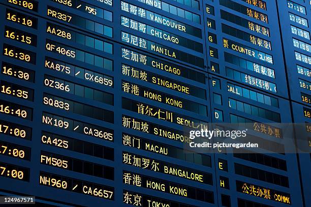 international departures board at shanghai airpor - tabellone arrivi e partenze foto e immagini stock