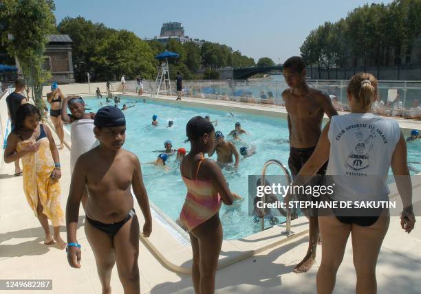 Vue générale du bassin de baignade installé le long des quais de la Seine dans le cadre de la 3e édition de l'opération Paris-plage, le 24 juillet...