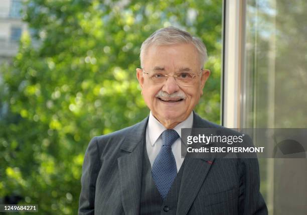 Ancien restaurateur Jacques Borel pose à son bureau de la société Jacques Borel Consultants à Paris le 16 mai 2011. A quelques jours des vacances de...