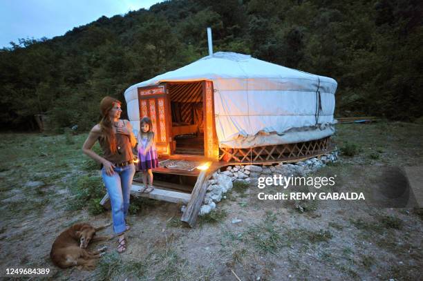 Shirly, gérante d'un gîte à l'Herm, localité ariégeoise du piémont pyrénéen, est photographiée, le 20 août 2009, près d'une yourte où ses hôtes...