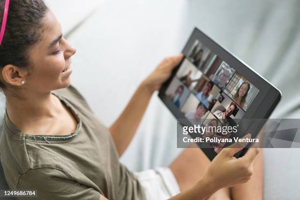 mensen die door videovraag babbelen - very young webcam girls stockfoto's en -beelden