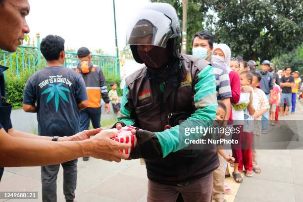 Number of residents queue to get iftar snacks on Jalan Raya Tegar Beliman, Cibinong, Bogor Regency, West Java, Tuesday . The Bogor government...