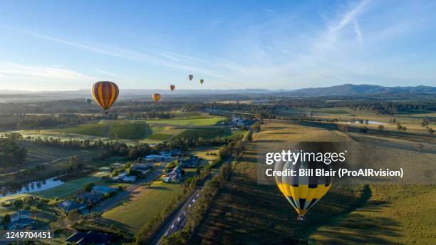 hot air balloons over hunter valley - hunter valley stock-fotos und bilder