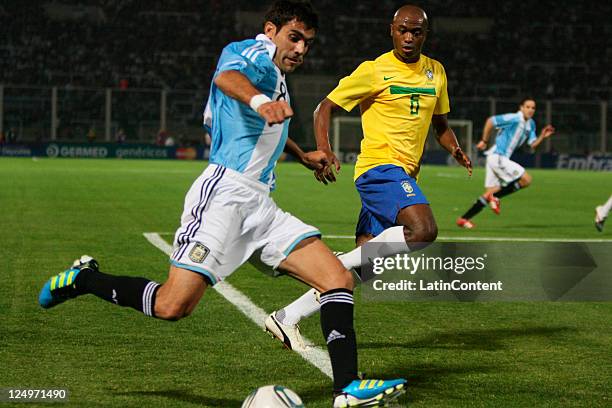 Kléber, from Brazil, fights for the ball with Renato Abreu, from Argentina, during the first match of the Superclasico de la Americas at Mario...