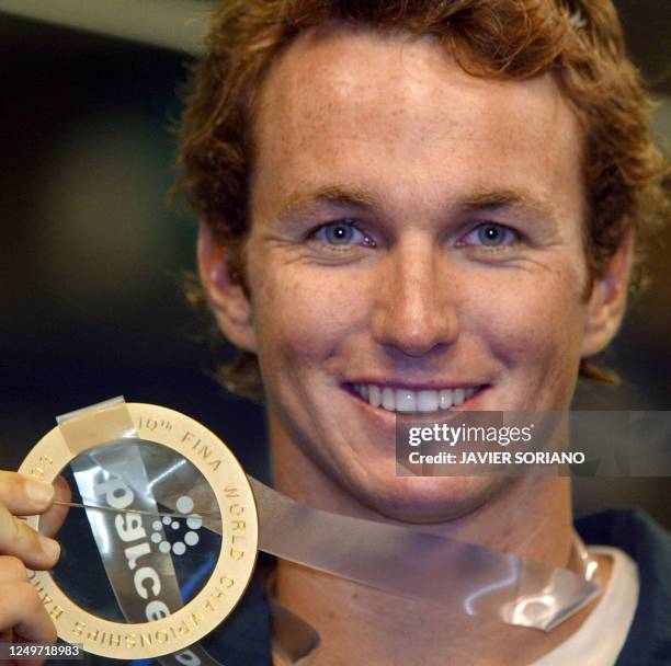 Gold medalist Aaron Peirsol displays his medal on the podium of the men's 200m backstroke event, 25 July 2003 in Barcelona, at the 10th FINA Swimming...