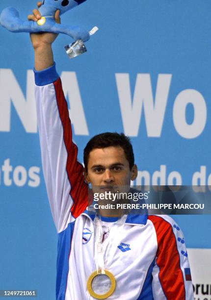 Russian gold medalist Alexander Popov poses on the podium of the men's 100m freestyle event, 24 July 2003 in Barcelona, at the 10th FINA Swimming...