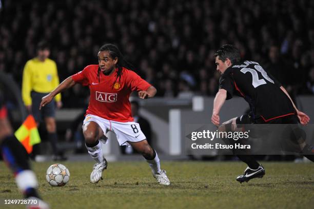 Anderson of Manchester United and Jeremy Toulalan of Olympique Lyonnais compete for the ball during the UEFA Champions League Round of 16 first leg...