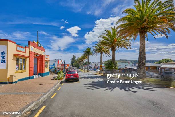 main city street of the town of raglan,waikato,north island,new zealand - 車海老料理 個照片及圖片檔