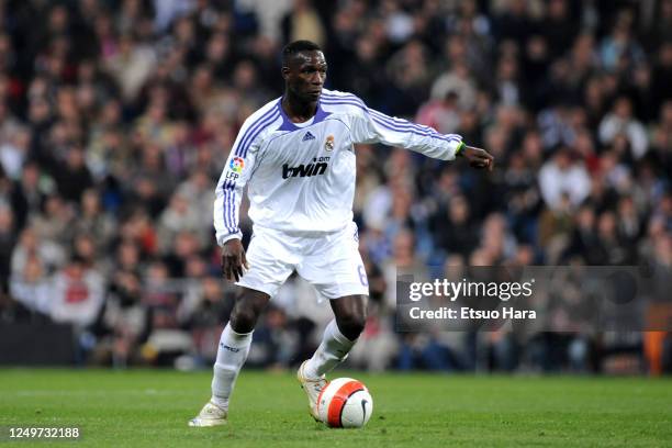 Mahamadou Diarra of Real Madrid in action during the La Liga match between Real Madrid and Espanyol at the Estadio Santiago Bernabeu on March 8, 2008...