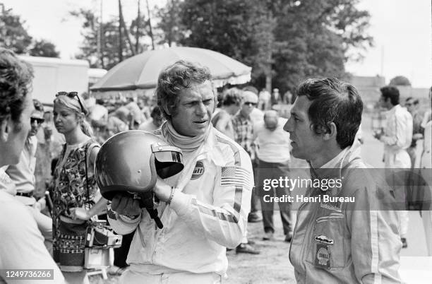 Acteur Steve MacQueen, surnommé le "Roi du cool" sur le tournage du film "Le Mans" en 1970 au Mans en France.