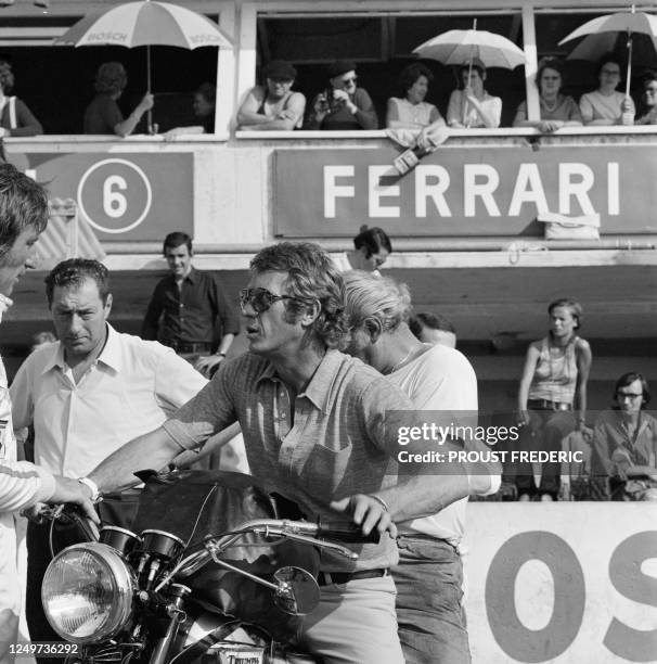 Acteur Steve MacQueen, surnommé le "Roi du cool", conduit une moto sur le tournage du film "Le Mans" en 1970 au Mans en France.