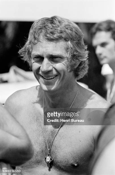 Acteur Steve MacQueen, surnommé le "Roi du cool" sur le tournage du film "Le Mans" en 1970 au Mans en France.