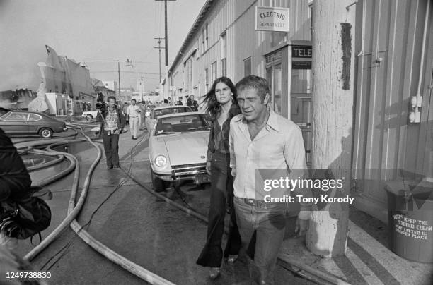 Acteur américain Steve MacQueen et sa femme l'actrice Ali MacGraw, venus rendre visite à leur metteur en scène, échappent de justesse à un incendie...