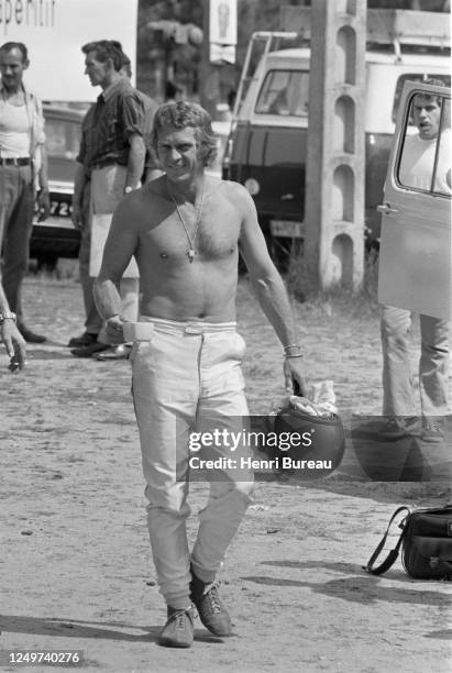 Acteur Steve McQueen, surnommé le "Roi du cool" sur le tournage du film "Le Mans" en 1970 au Mans en France.