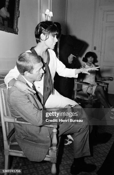 Acteur américain Steve MacQueen et sa femme Neile Adams participent à un cocktail au Ritz à Paris.