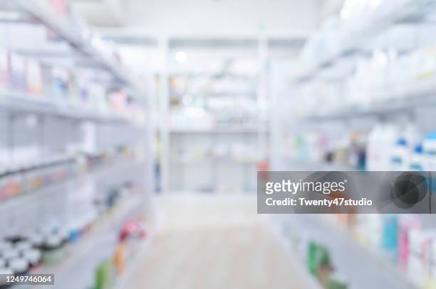 pharmacy medicine shelf in a row blurred background - krankenhaus niemand stock-fotos und bilder