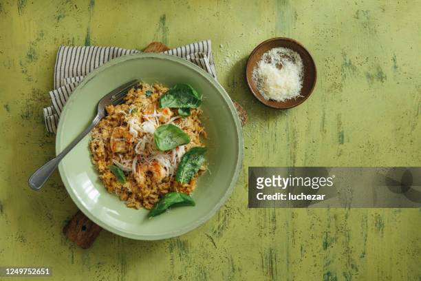 risotto with crab meat and shrimps - dish imagens e fotografias de stock
