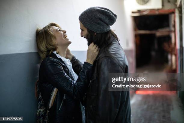 mooie vrouw die van pretdatum met haar vriend bij nacht geniet - versierd jak stockfoto's en -beelden