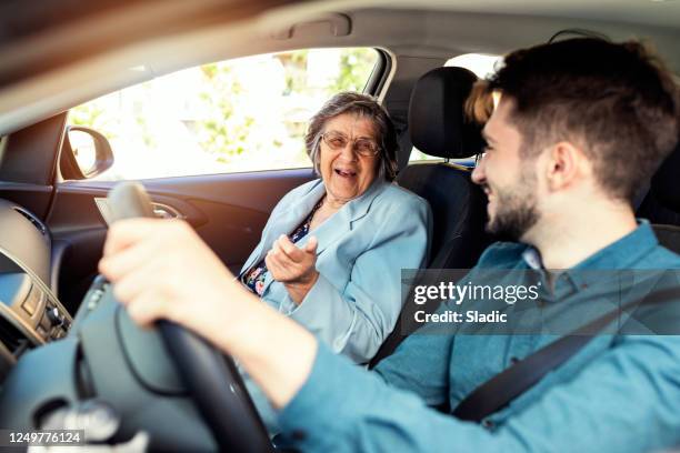 femmes âgées dans une voiture avec l’aidant - merci de votre attention photos et images de collection