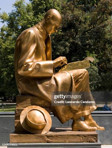 The statue of journalist Indro Montanelli, Milano, 10 giugno 2006.