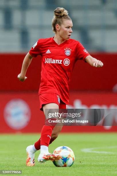 Linda Dallmann of Bayern Muenchen controls the ball during the Flyeralarm Frauen Bundesliga match between FC Bayern Munich Women's and FF USV Jena...