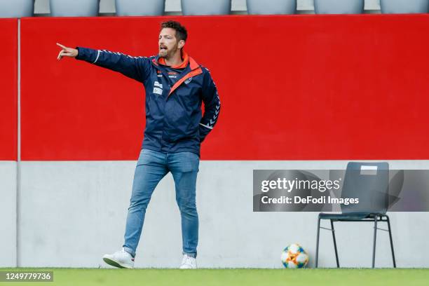 Head coach Christopher Heck of FF USV Jena gestures during the Flyeralarm Frauen Bundesliga match between FC Bayern Munich Women's and FF USV Jena...