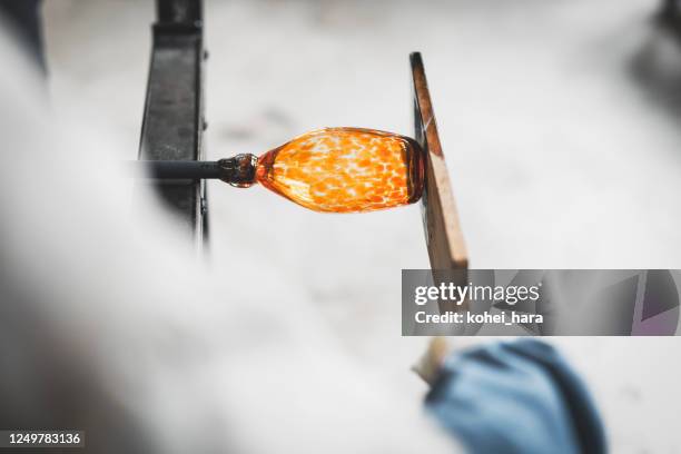 mulher tentando soprar de vidro. mulher soprando um copo - glass blowing - fotografias e filmes do acervo