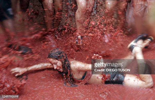 People are seen throwing tomatoes during the "Tomatina" food festival on August 26, 2009 in Bunol, Valencia, in the southeastern region of Spain. The...