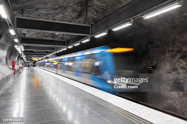列車は地下鉄駅ユルスタ、ストックホルム、スウェーデンに到着します - stockholm ストックフォトと画像