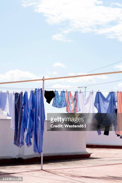 laundry drying on roof top - clothesline imagens e fotografias de stock