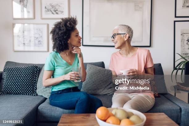 femme aîné et son jeune voisin appréciant parler - neighbours photos et images de collection