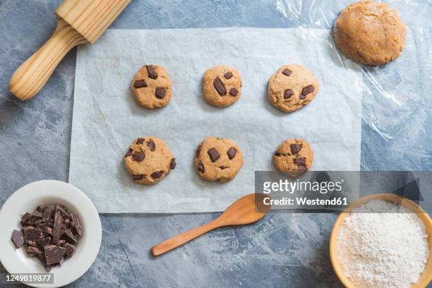 ingredients for chocolate cookies - papel de cera fotografías e imágenes de stock