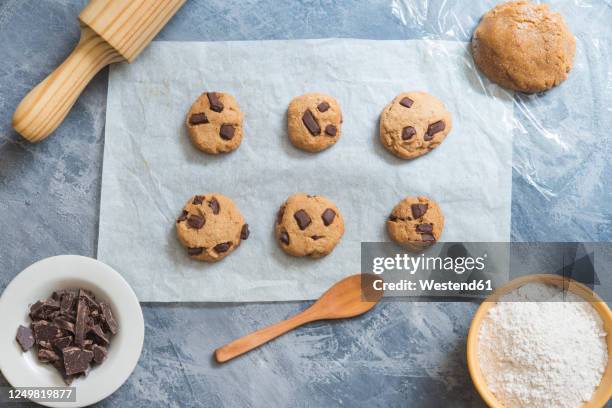 ingredients for chocolate cookies - papel de cera imagens e fotografias de stock