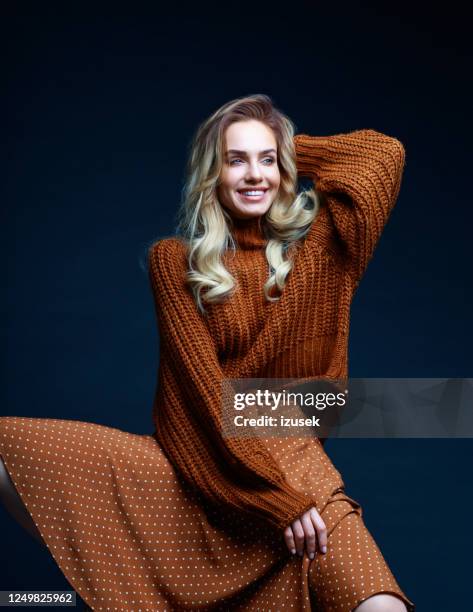 retrato de outono de mulher sorridente em roupas marrons - big beautiful women - fotografias e filmes do acervo