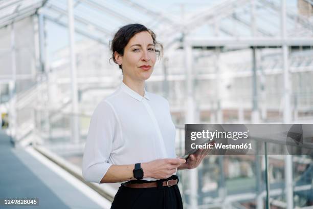 portrait of a confident businesswoman holding tablet - blouse - fotografias e filmes do acervo