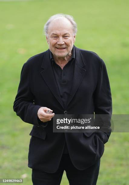 March 2023, Hamburg: Actor Klaus Maria Brandauer stands in the green space on the Moorweide during a photo session. Brandauer celebrates his 80th...