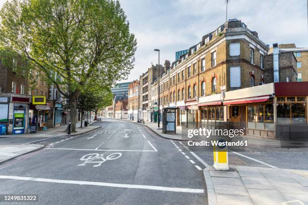 uk, england, london, empty city street during covid-19 pandemic - empty city coronavirus - fotografias e filmes do acervo