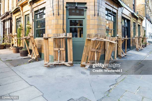 uk, england, london, overturned tables outside closed pub during covid-19 pandemic - british pub stock-fotos und bilder