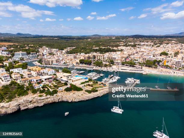 spain, balearic islands, mallorca, porto cristo, aerial view of natural bay of coastal town in summer - manacor stockfoto's en -beelden