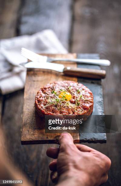 serveren rundvlees tartaar kwarteleieren - filet americain stockfoto's en -beelden