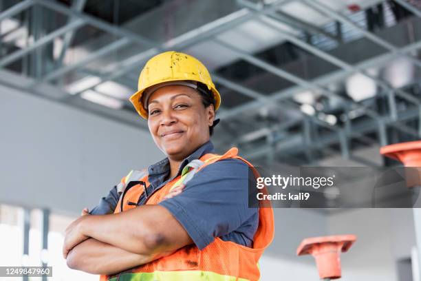 vrouwelijke afrikaans-amerikaanse bouwvakker - construction worker stockfoto's en -beelden