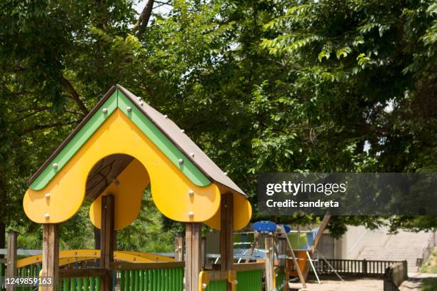 parque infantil de juegos sin niños - parque infantil stock pictures, royalty-free photos & images