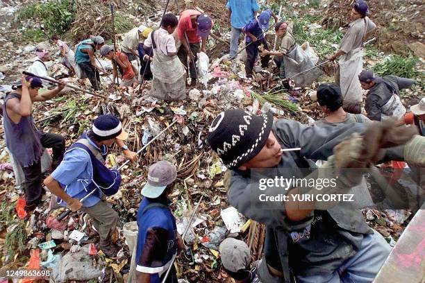 People are seen rummaging through garbage in Managua, Nicaragua 30 October 2001. ACOMPANA NOTA "LA CHURECA, SIMBOLO DE LA MISERIA EN QUE VIVEN LOS...