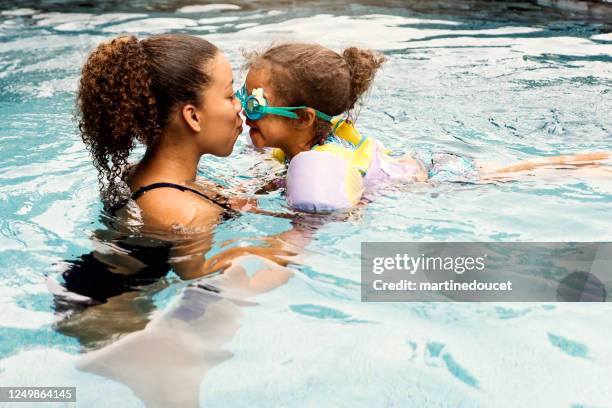 mixed-race-schwestern mit spaß im hinterhof-pool. - mixed race family stock-fotos und bilder