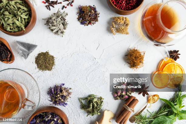 tisane - tea cup overhead view photos et images de collection
