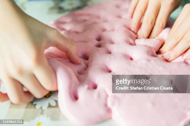 child plays with a slime - limoso fotografías e imágenes de stock