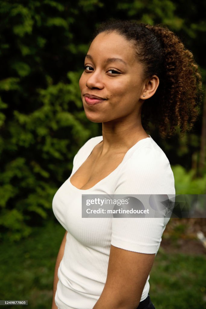 Retrato de la hermosa adolescente de raza mixta en el patio trasero.