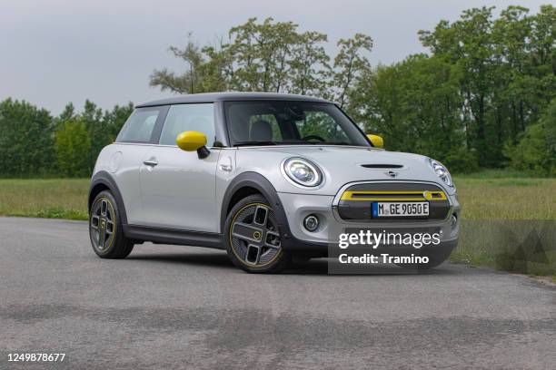 elektroauto mini cooper se auf einer straße - mini cooper stock-fotos und bilder