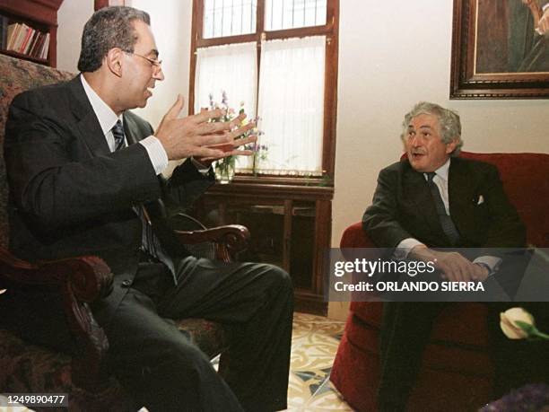 Honduran President Carls Flores meets with World Bank President James Wolfensohn in Tegucigaalpa 07 March. El presidente de Honduras, Carlos Flores...