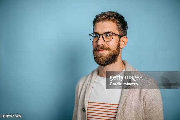 studio shot of a young man looking sideways - man studio shot stock pictures, royalty-free photos & images